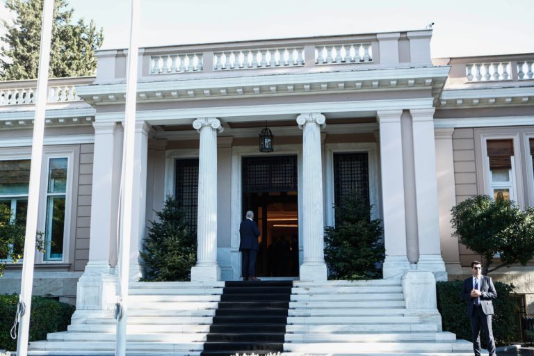 Κυβερνητικές πηγές για ΠΑΣΟΚ: Η κοπτοραπτική του συνεχίζεται