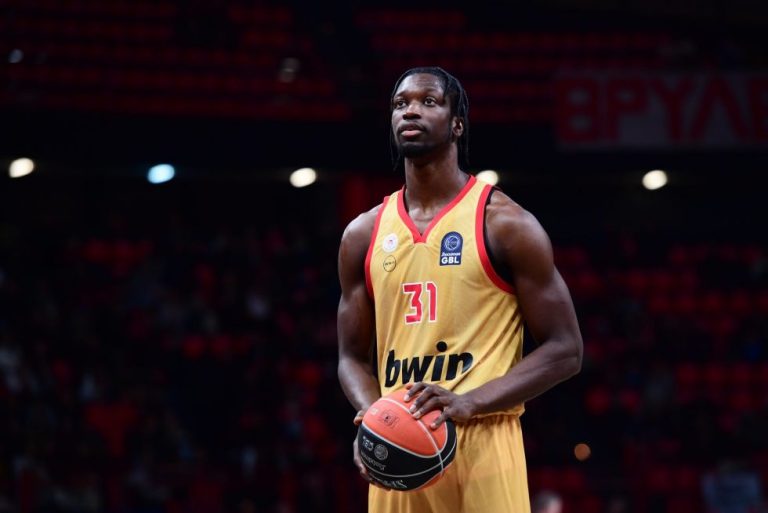 Τέλος ο Μενσά από τον Ολυμπιακό