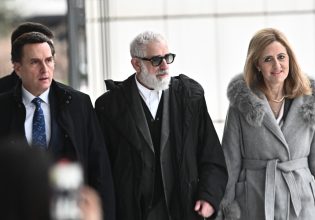«Ο Πέτρος δεν είναι βιαστής» – Τι υποστήριξε στο δικαστήριο η σύζυγος του Φιλιππίδη