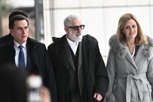 «Ο Πέτρος δεν είναι βιαστής» – Τι υποστήριξε στο δικαστήριο η σύζυγος του Φιλιππίδη