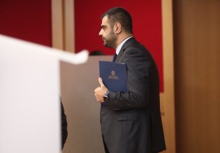 Μαξίμου: Βγαίνει «μπροστά» υπέρ της Ομάδας Αλήθειας, σιωπή για τρολ, bots