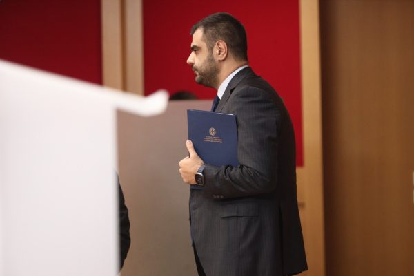 Μαξίμου: Βγαίνει «μπροστά» υπέρ της Ομάδας Αλήθειας, σιωπή για τρολ, bots