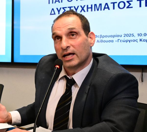 Κίνημα Δημοκρατίας: Επίσημη παραδοχή του κυβερνητικού φιάσκου η παραίτηση Παπαδημητρίου