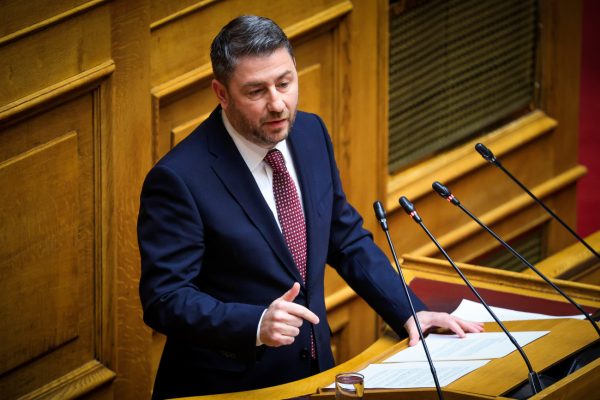 ΠΑΣΟΚ: «Δεν εξασφαλίσατε οτι θα κατασκευαστεί ούτε μία βίδα στους εξοπλισμούς» – Τα μηνύματα Ανδρουλάκη στη Βουλή