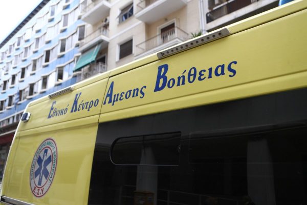 Τροχαίο στο Περιστέρι: Αυτοκίνητο προσέκρουσε σε πέντε σταθμευμένα οχήματα – Ένας σοβαρά τραυματίας