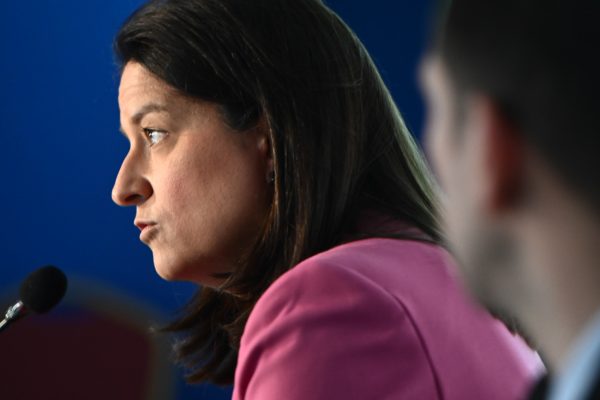 Κατώτατος μισθός: Η Κεραμέως απαντά σε ερωτήματα πολιτών