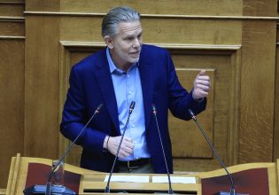 Γερουλάνος για δασμούς: Ο Μητσοτάκης βλέπει να μας πυροβολούν και έχει μείνει με τη σφεντόνα στο χέρι