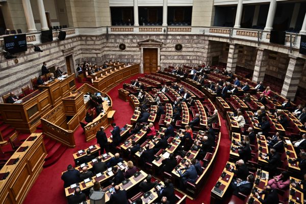 Τροπολογίες ΣΥΡΙΖΑ για ακρίβεια, αποκατάσταση μισθών στο δημόσιο και την προστασία των δανειοληπτών