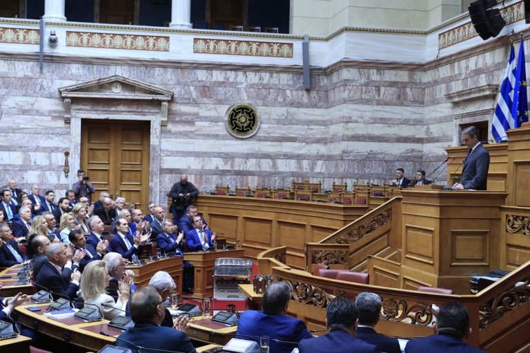 Αποστολή «κατευνασμού» των γαλάζιων βουλευτών