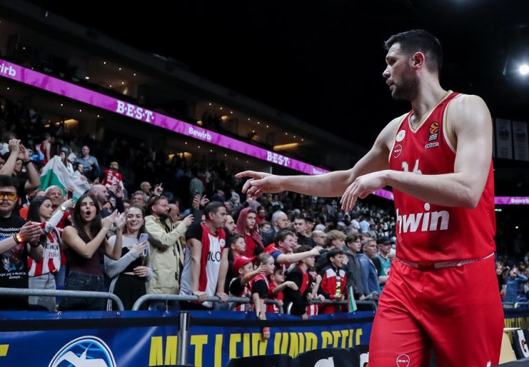 Συγκλονιστικός: Ο Παπανικολάου έχασε τον παππού του, αλλά αγωνίστηκε και τα έδωσε όλα κόντρα στην Άλμπα! (vid)