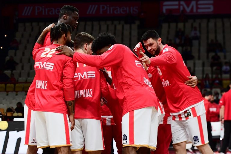 Ολυμπιακός: Η… επίθεση του Βεζένκοφ στον Λαρεντζάκη, το δώρο του Πίτερς και το «μαζί σου μέχρι να σβήσει ο ήλιος» στον Μπαρτζώκα (vid)