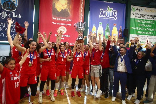 Ολυμπιακός: Η απονομή του τροπαίου στις πρωταθλήτριες (vid)