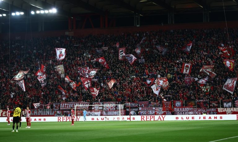 «Καμίνι» το Καραϊσκάκη, φανταστική ατμόσφαιρα στο ντέρμπι με την ΑΕΚ