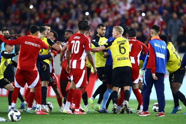 Προβοκάτσια στο Φάληρο – Η απαράδεκτη στάση της ΑΕΚ στο φινάλε και το λάδι στη φωτιά