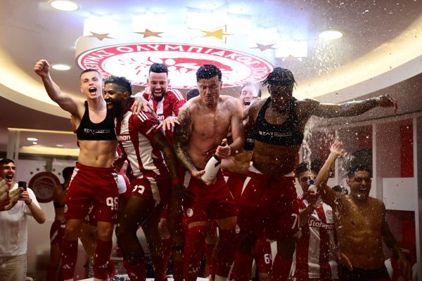 Πάρτι στα αποδυτήρια του «Καραϊσκάκης» για την κατάκτηση του πρωταθλήματος (vid, pics)