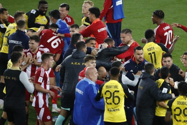 Πέντε κόκκινες έδωσε ο Κολόμπο μετά το τέλος του ματς: Τρεις στην ΑΕΚ, δύο στον Ολυμπιακό