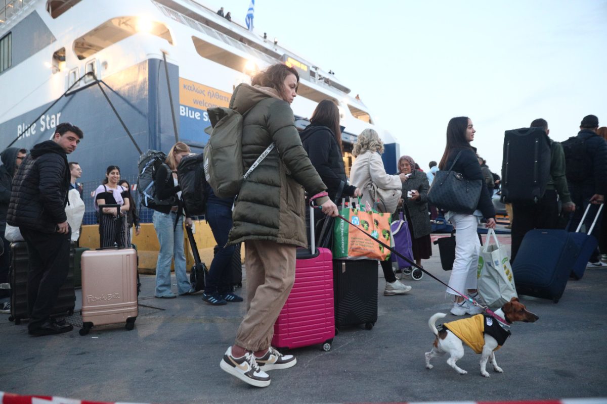 Στο «κόκκινο» ο Κηφισός και οι έξοδοι της Αττικής – Συνεχίζεται η φυγή των εκδρομέων από τα λιμάνια