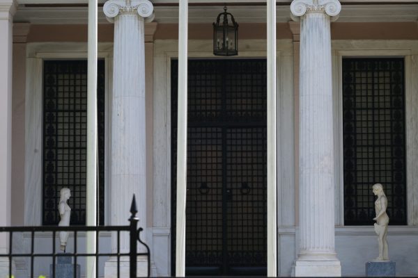 Τα 3+1 μέτωπα που φοβίζουν το Μαξίμου