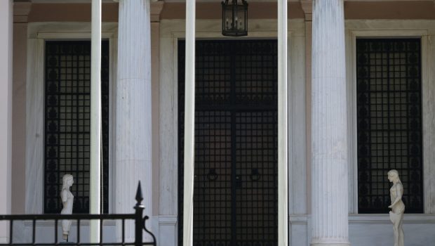 Τα 3+1 μέτωπα που φοβίζουν το Μαξίμου