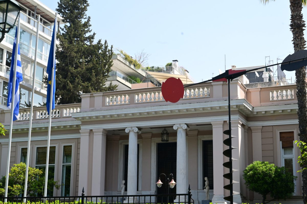 Επιχείρηση «κλειστά σπίτια» από το Μαξίμου