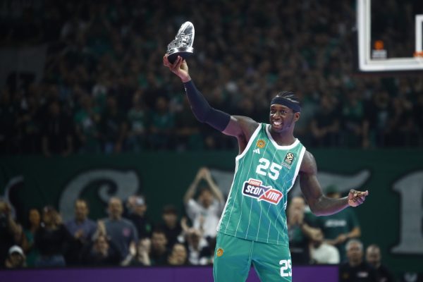 Ο Μποντιρόγκα έδωσε το βραβείο του MVP στον Ναν (vid)