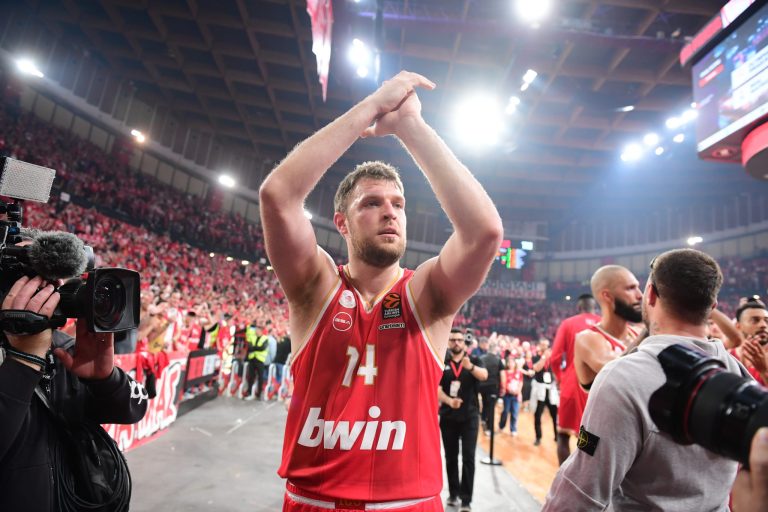 H απάντηση του Βεζένκοφ για τις ιαχές «MVP» του κόσμου στο ΣΕΦ