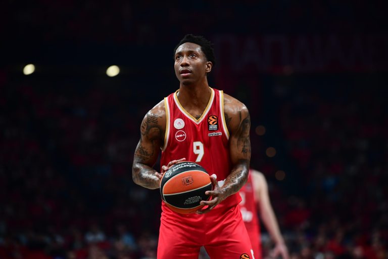 Ο Σέιμπεν Λι ξεσήκωσε τον πάγκο του Ολυμπιακού: Η απίθανη άμυνα του Αμερικανού και οι επικές αντιδράσεις Μπαρτζώκα και Φαλ (vid)