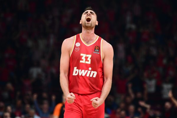 Ο Μιλουτίνοφ θέλει να μείνει και το… δηλώνει (vids)