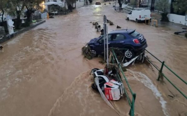 ΠΑΣΟΚ: Πάρος και Μύκονος στο έλεος των πλημμυρών – Η κυβέρνηση της ατομικής ευθύνης κρύβεται πίσω από τη λάσπη