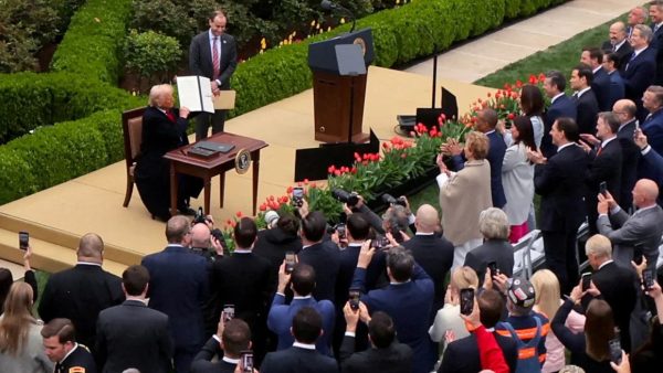 Ο Τραμπ παίρνει ένα πολιτικό ρίσκο, συμπαρασύροντας κάθε Αμερικανό μαζί του – Ανάλυση CNN για τους δασμούς