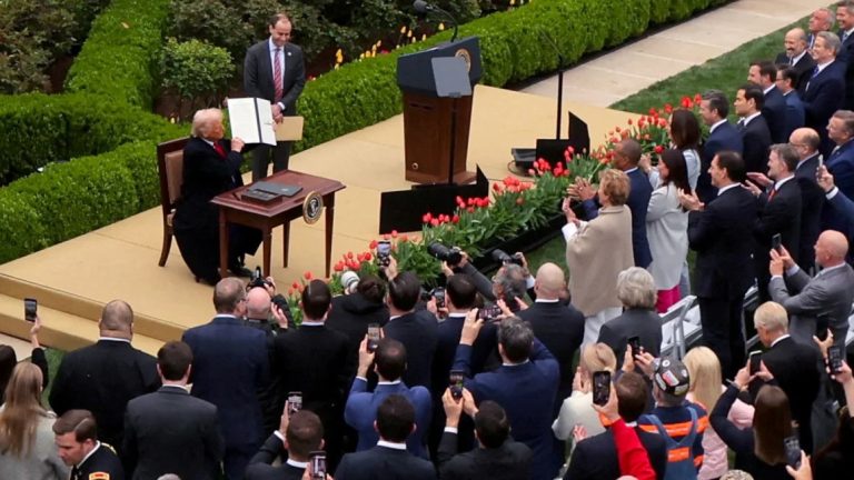 Ο Τραμπ παίρνει ένα πολιτικό ρίσκο, συμπαρασύροντας κάθε Αμερικανό μαζί του – Ανάλυση CNN για τους δασμούς