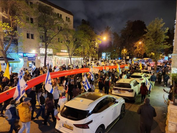 Ισραήλ: Εκατοντάδες διαδηλώνουν έξω από το σπίτι του διαπραγματευτή για τους ομήρους