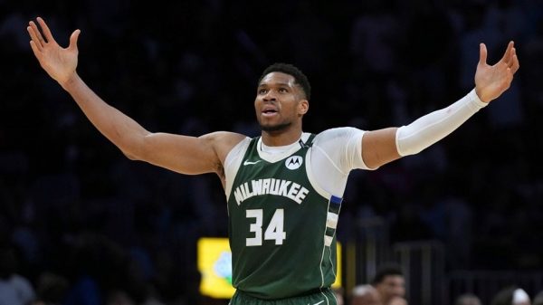 Το εντυπωσιακό triple double του Αντετοκούνμπο που οδήγησε τους Μπακς στη νίκη επί των Χιτ (vid)