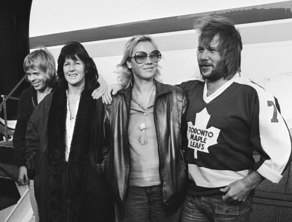 «Κάνω το σωστό;»: Η φωνή των ABBA είχε αμφιβολίες για τη διαφορά ηλικίας 28 ετών με τη σύζυγό του