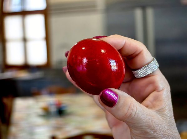 Τι γιορτάζουμε την Κυριακή του Πάσχα – Ο «Εσπερινός της Αγάπης» και τα αναστάσιμα έθιμα