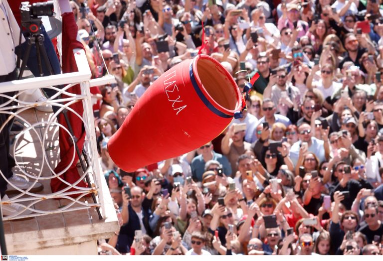 Έσπασαν και φέτος οι μπότηδες στην Κέρκυρα – Το εντυπωσιακό έθιμο του Πάσχα