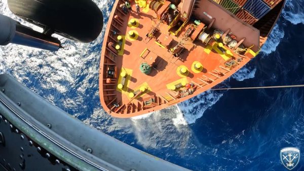 Πολεμικό Ναυτικό: Πλάνα από διάσωση ασθενούς από πλοίο με τουρκική σημαία [βίντεο]