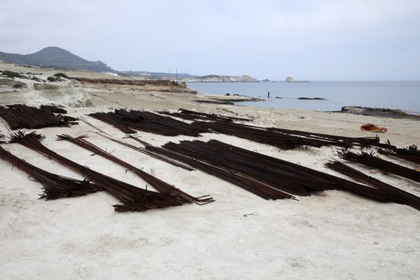 Σαρακήνικο: Εικόνες ντροπής στους λευκούς βράχους – «Δεν προχωράει τίποτα, δεν έρχεται κανείς»