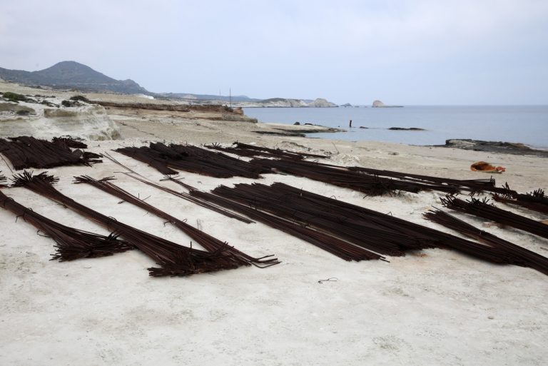 Σαρακήνικο: Εικόνες ντροπής στους λευκούς βράχους – «Δεν προχωράει τίποτα, δεν έρχεται κανείς»