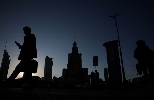 Σεξουαλικά βοηθήματα και παγιδευμένα καλλυντικά – Η ανατομία του «υβριδικού πολέμου» κατά της Δύσης