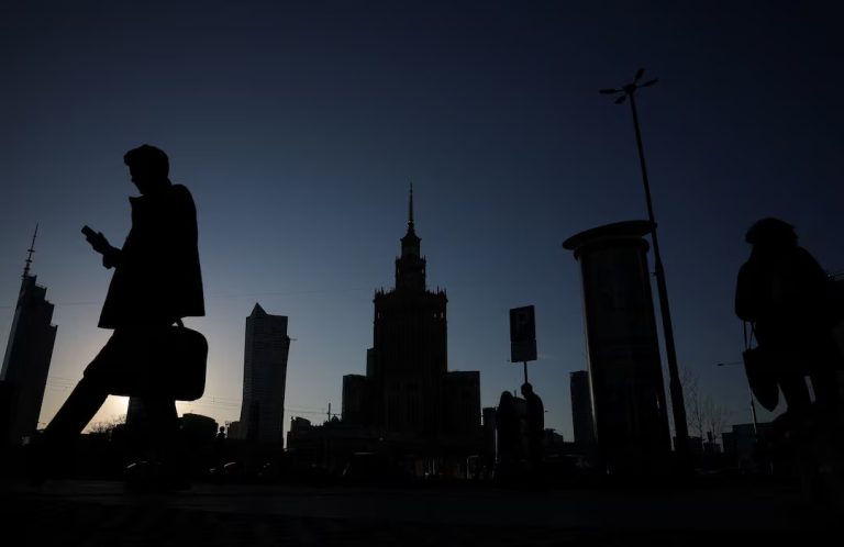 Σεξουαλικά βοηθήματα και παγιδευμένα καλλυντικά – Η ανατομία του «υβριδικού πολέμου» κατά της Δύσης