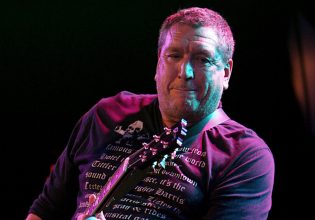 «Καταλαβαίνεις ποιος είναι cool»: Αυτή είναι η αηδιαστική συνήθεια του κιθαρίστα των Sex Pistols Στιβ Τζόουνς