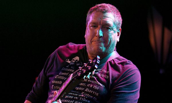 «Καταλαβαίνεις ποιος είναι cool»: Αυτή είναι η αηδιαστική συνήθεια του κιθαρίστα των Sex Pistols Στιβ Τζόουνς