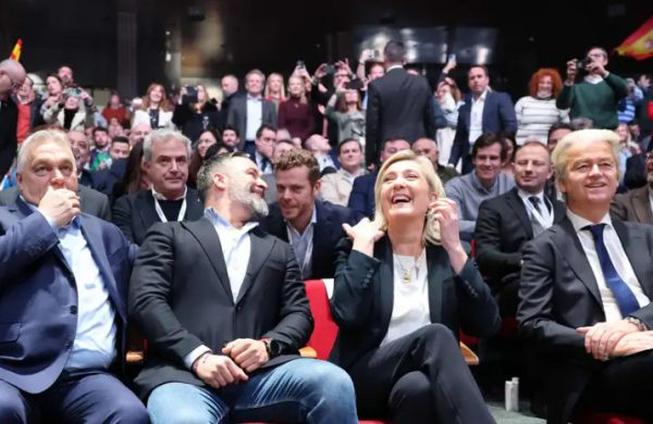 Η Λεπέν ως αλυσοδεμένη ηρωίδα