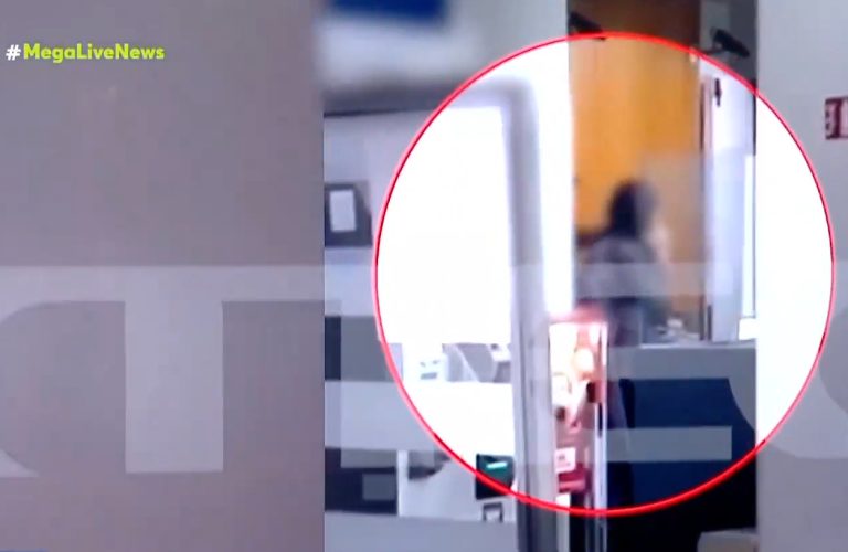 Πάτρα: Η στιγμή που ο ληστής τράπεζας κρατά όμηρο την υπάλληλο έξω από το χρηματοκιβώτιο