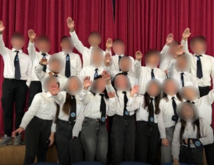 Σάλος στην Κύπρο: «Μαθητές χαιρέτισαν ναζιστικά με την ανοχή καθηγήτριας» καταγγέλλει το ΑΚΕΛ