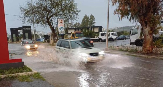Κακοκαιρία: Ήχησε 112 στην Κρήτη – Ποτάμια οι δρόμοι στα Χανιά