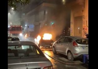 Εξάρχεια: Νύχτα έντασης με μολότοφ και χημικά – Κάηκαν 10 αυτοκίνητα