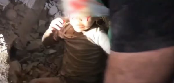 Γάζα: «Πού είναι η μαμά μου;» – Η σπαρακτική ερώτηση κοριτσιού όταν το βγάζουν από τα ερείπια [Βίντεο]