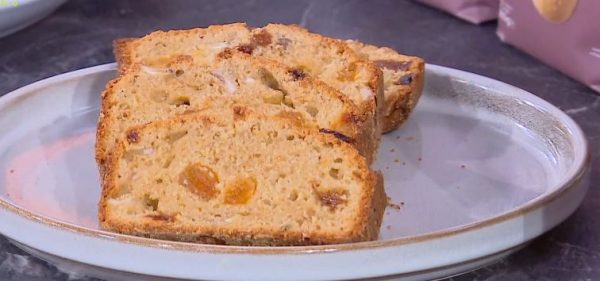 Συνταγή: Κέικ με αλεύρι βρώμης και αποξηραμένα φρούτα